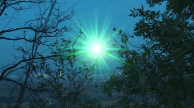 Göksel vücut, akşam şehri boyunca yeşil parlıyor.