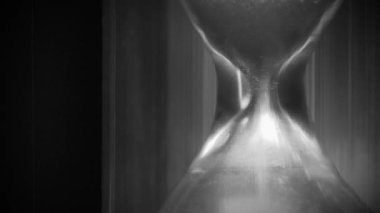 Kum saati. Kum düşüyor. Geçmiş ve şimdiki zaman. Zaman sonsuz çöldeki kum gibidir, ama unutmayın, avuç içiniz kum saatinde. 4K makro film, eski film efektleriyle retro tarzda video çekti.