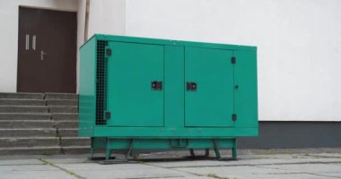 Dizel motorlu jeneratör. Elektrik santrali bağımsız, tam teşekküllü bir güç üretim cihazı ve sistemidir. Elektrik enerjisinin kaynağı, inşaata bağlı. Sinema 4K 60fps yakınlaştırma videosu