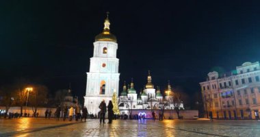 KYIV, UKRAINE, 25 ARALIK 2023: Aziz Sophia Katedrali yakınındaki Noel ağacı veya Kievan Rus Anıtı Sophia yakınlarındaki insanlar. Günümüzde şehrin en bilinen simgelerinden biridir.