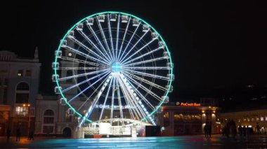 KYIV, UKRAINE, 25 Aralık 2023: Ukrayna 'nın tarihi Podil Mahallesi, Ukrayna' nın başkenti Kyiv 'in tarihi Podil Meydanı' nda akşam dönmedolabı yakınlarındaki insanlar