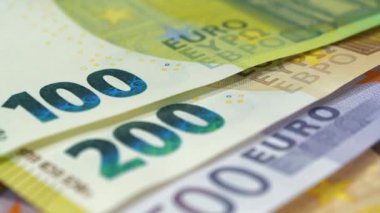 Avrupa parası. Euro banknotları. Banknotlar 500, 200, 100 ve 50 Euro. Çeşitli renkler ve adaylardan oluşan gerçek avro parası