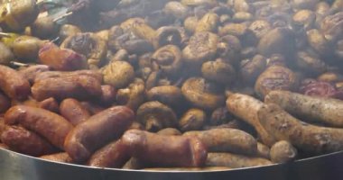 Pişmiş sıcak yemek - sosis, et, patates, mantar sokak fast food restoranında satılır.