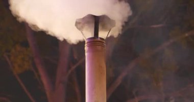 Tüten baca. Soba borusu. Yanan odun, egzoz gazı emisyonları, atmosfer kirliliği, küresel ısınma ve iklim değişikliği sorunları nedeniyle bacadan çıkan duman ve karbondioksit emisyonları