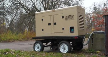 Mobil karavan dizel motorlu dört tekerlekli jeneratör. Elektrik enerjisinin kaynağı. Mobil karavan tipi güç istasyonu bağımsız, tam teşekküllü bir güç üretim cihazı ve sistemidir.