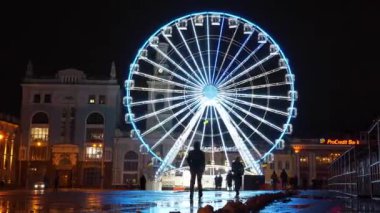 KYIV, UKRAINE, 25 ARALIK 2023: İnsanlar Ukrayna 'nın başkenti Kyiv' in tarihi Podil Mahallesi 'ndeki Square of Contracts veya Contract Square' de akşam dönmedolaba yakın yürür