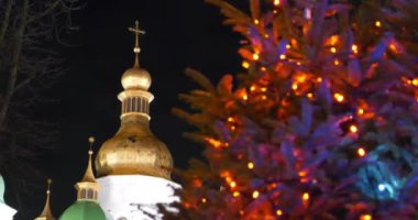 Aziz Sophia Katedrali ya da Kiev 'in Sophia' sı yakınlarındaki Noel ağacı, antik Kievan Rus tarihi anıtı. Günümüzde şehrin en bilinen simgelerinden biridir.