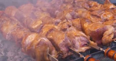 Şiş kebap ızgarada kızarır. Et, mangalda ya da mangalda kızgın kömürde pişirilir, kızartılmak için şişte döner.