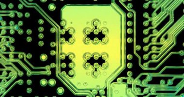 Bilgisayar devre kartının renk değiştiren teknik şemasının animasyonu. Mikro elektronik bileşenleri, hatları ve bağlantıları olan anakaranın detayları. Elektronik bileşenli mikro devre