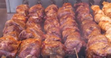 Şiş kebap ızgarada kızarır. Et mangalda ya da mangalda kömürde pişirilir, şişte kızartılmak üzere döner.