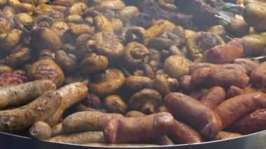 Sıcak sosis, et, patates, mantar sokak fast food restoranında satılıyor.