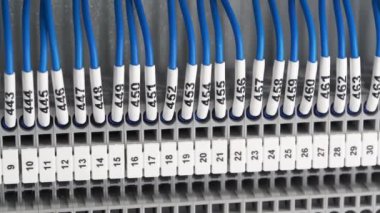Endüstriyel elektrik donanımı ve elektrik tesisatı. Terminal blokları elektrik dolabında. Elektrik bağlantısı için terminal blokları, sayı etiketi ekipmanlı bir montajda elektrik paneli