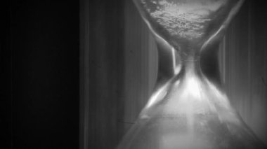 Zaman ters yönde, ters yönde akar. Kum saatindeki kum. Zaman her şeyi iyileştirir. Zaman harika bir iyileştiricidir. 4K Slow Motion zamanı eski çekim tarzında geri çekilen video