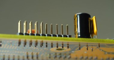 Elektronik bileşenleri, dirençleri ve bağlantı terminalleri olan bir bilgisayar mikro devresi. Sinema 4K 60fps yakınlaştırma videosu