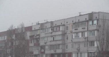 Şehirde yoğun kar yağışı var. Kış karlı hava. Kar büyük taneler halinde yağıyor. Sinema 4K 60fps video
