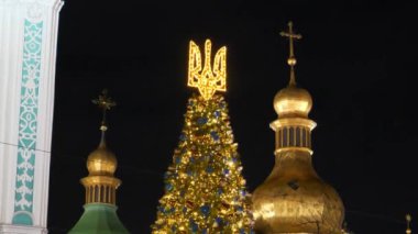 Ukrayna armalı Noel ağacı Aziz Sophia Katedrali ya da Kiev 'in Sophia' sı, antik Kievan Rus tarihi anıtı. Günümüzde şehrin en bilinen simgelerinden biridir.