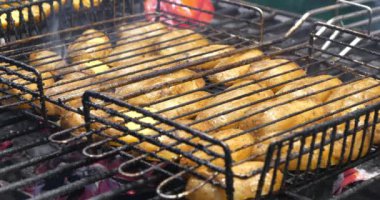 Kömür mangalında patates kızartması. Patatesler ızgarada sıcak kömürde pişirilir.