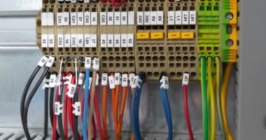 Elektrik bağlantısı için terminal blokları, etiketli ekipmanlı bir montajda elektrik paneli. Kablo bağlantısı. Endüstriyel elektrik donanımı ve elektrik tesisatı. Elektrik dolabındaki terminal blokları