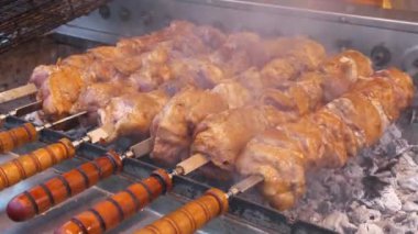 Et, mangalda ya da mangalda kömür mangalında pişirilir. Kızartma için şişte döner. Şiş kebap ızgarada kızarır