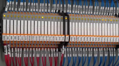 Kablo bağlantısı. Elektrik bağlantısı için terminal blokları, etiketli ekipmanlı bir montajda elektrik paneli. Endüstriyel elektrik donanımı ve elektrik tesisatı. Elektrik dolabındaki terminal blokları