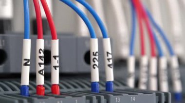 Endüstriyel elektrik donanımı ve elektrik tesisatı. Terminal blokları elektrik dolabında. Elektrik bağlantısı için terminal blokları, sayı etiketi ekipmanlı bir montajda elektrik paneli