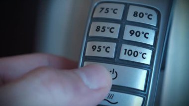 Tencere dibin kara seninki benden kara. Adam çaydanlığı açıyor. Ayarlanabilir su ısıtma ısısıyla elektrikli su ısıtıcısını açıyorum.