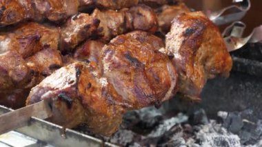 Et, mangalda ya da mangalda kızgın kömürde pişirilir. Yağlı, sağlıksız, kısmen yanmış kolesterollü et. Barbeküde büyük şiş kebap.