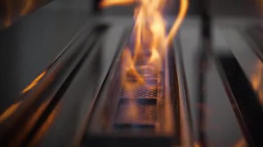 Şöminede yangın var. Isıtma ve iç güzellikler için gaz şöminesi.
