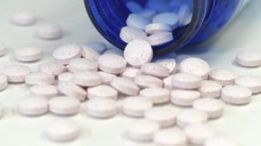 Masada besin takviyeleri için küçük kırmızı noktalı beyaz tabletler ve mavi kavanoz var. Aşırı doz teması. Gerçekte bu krom pikolinat tabletleri 200 mikrogramlık dozajda, mcg