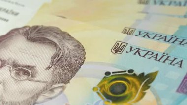 1000 Hryvnia banknotundaki güvenlik işaretleri ve elementler. Mavi sarı renkli Ukrayna kağıt parası. Bankada - Akademisyen Volodymyr Vernadsky, Ukrayna Bilimler Akademisi 'nin ilk başkanı