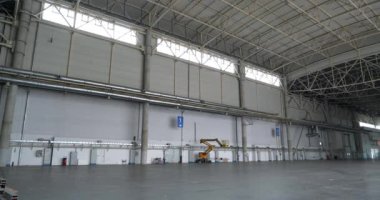 Büyük bir depo ya da sergi alanı.