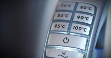 Tencere dibin kara seninki benden kara. Elektrik ısıtıcısını ayarlanabilir su ısıtma sıcaklığıyla açıp kapatmak ve ısıtma sıcaklığını 100 dereceye ayarlamak.