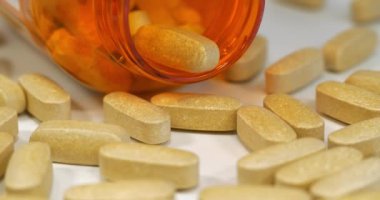 Masada büyük sarı tabletler var. Vitaminli turuncu kavanoz. Aşırı doz teması. Gerçekte bu haplar C vitamini haplarıdır. Ascorbic asit dozu olarak 1 gramlık rutin ve narenciyeli biyolavonoidler.