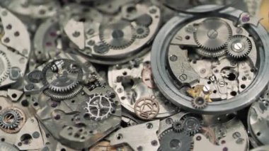 Eski mekanik saatin metal parçaları atölyede. Parçalanmış mekanik kol saati. Zaman geçişi kavramı