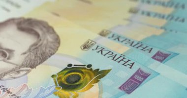 Ukrayna 'nın parası. 1000 Hryvnia, UAH banknotlarındaki güvenlik işaretleri ve elementler. Yeni banknotlar 1000 Hryvnia, tertemiz durumda, UNC. Maksimum değerde Ukrayna banknotu. Sinema 4K 60fps video
