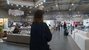 UKRAINE, KYIV, ECTOBER 25, 2023: Uluslararası sergilerde Inter Build Expo ve Design Living Stdency, Kyiv 'deki uluslararası sergi merkezinde KIFF mobilya forumu. Zaman Uygulaması