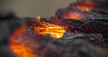 Kırmızı lambalardan çıkan buhar ve ışıklandırmayla dekorasyon için şömine. Suni odunları ve şöminesi olan bir şömine. Sinema 4K 60fps eğik görüntü