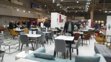 UKRAINE, KYIV, ECTOBER 25, 2023: Uluslararası sergilerde Inter Build Expo ve Design Living Stdency, Kyiv 'deki uluslararası sergi merkezinde KIFF mobilya forumu. Zaman Uygulaması