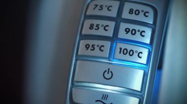 Ayarlanabilir su ısıtma sıcaklığı olan bir elektrikli su ısıtıcısını kapatıyorum. Çaydanlık suyu 100 santigrat dereceye ısıttı. Tencere dibin kara seninki benden kara. Yavaş Hareket videosu