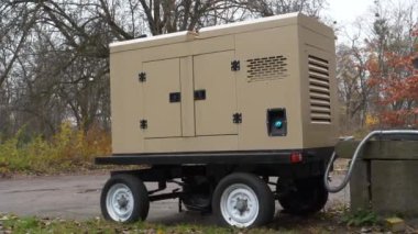 Mobil karavan dizel motorlu dört tekerlekli jeneratör. Mobil karavan tipi güç istasyonu bağımsız, tam teşekküllü bir güç üretim cihazı ve sistemidir. Elektrik enerjisinin kaynağı
