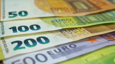 Euro banknotları. Banknotlar 500, 200, 100 ve 50 Euro. Çeşitli renkler ve adaylardan oluşan gerçek avro parası