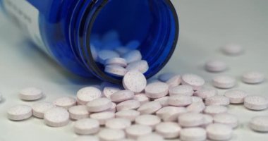 Masada besin takviyeleri için küçük kırmızı noktalı beyaz tabletler ve mavi kavanoz var. Aşırı doz teması. Gerçekte bunlar krom pikolinat tabletleridir. Sinema 4K 60fps video