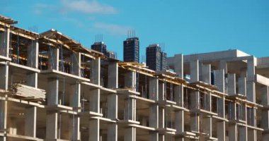 Yeni güçlendirilmiş beton bina yapım aşamasında. Sinema 4K 60fps yakınlaştırma videosu