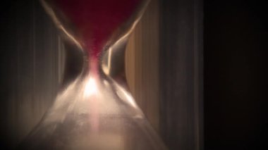 Süre doldu. Kum saati. Kırmızı kum düşüyor. Zaman sonsuz çöldeki kum gibidir, ama unutmayın, avuç içiniz kum saatinde. 4K 60fps makro görüntü ve sinema efektleri