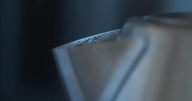 Su metal çaydanlıkta kaynıyor. Tencere dibin kara seninki benden kara. Su ısıtıcısından buhar çıkıyor. Buhar ve buhar oluşumu, su damlaları. Su ısıtıcısını 100 santigrat dereceye getirin.
