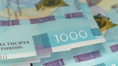 Ukrayna 'nın parası. Maksimum değerde Ukrayna banknotları. Yeni banknotlar 1000 Hryvnia, tertemiz durumda, UNC. Mavi sarı renkli gerçek Ukrayna kağıt parası, UAH