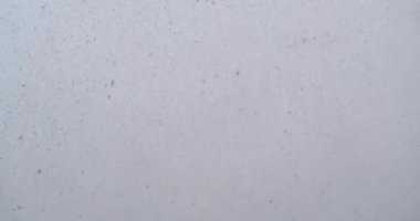 Şiddetli kar yağışı. Kar büyük taneler halinde yağıyor. Sinema 4K 60fps video