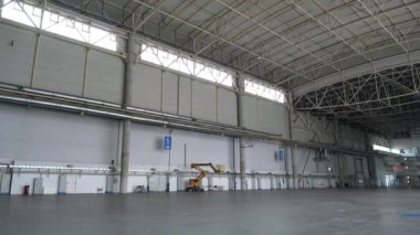 Fabrikada bitmiş ürünlerin olduğu boş bir depo.