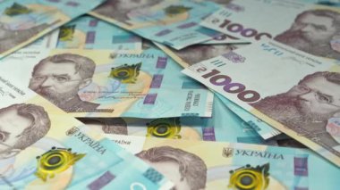 Banknotlar 1000 Hryvnia. Bir mezhebe ait Ukrayna banknotları. Mavi sarı renkli gerçek Ukrayna kağıt parası. Uluslararası para birimi. Para politikası. Genel ticaret