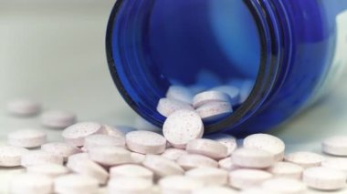 Haplar ve kavanoz masanın üzerinde. Aşırı doz veya zehirlenme. Farmakolojik biyokimya, ilaç tedavisi. Yüksek dozlar ve yan etkiler. İlaç maddesi, ilaç tedavisi, ilaçların verdiği hasar.